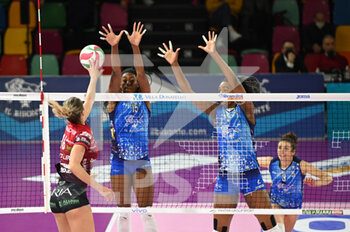 2022-03-23 - Havelkova Helena (Bartoccini Fortinfissi Perugia) spike vs Nwakalor and Syles (Il Bisonte Firenze) - IL BISONTE FIRENZE VS BARTOCCINI FORTINFISSI PERUGIA - SERIE A1 WOMEN - VOLLEYBALL