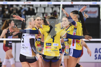 2022-03-27 - Delta Despar Team during the Women's Volleyball Championship Series A1 match between Acqua & Sapone Volley Roma and Delta Despar Trentino at PalaEur, 27th March, 2022 in Rome, Italy.  - ACQUA&SAPONE ROMA VOLLEY CLUB VS DELTA DESPAR TRENTINO - SERIE A1 WOMEN - VOLLEYBALL