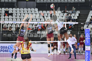 2022-03-30 - Sinead Jack of Megabox Volley during the Women's Volleyball Championship Series A1 match between Acqua & Sapone Volley Roma and MeqaBox Volley at PalaEur, 30th March, 2022 in Rome, Italy.  - ACQUA & SAPONE ROMA VOLLEY CLUB VS MEGABOX ONDULATI DEL SAVIO VALLEFOGLIA - SERIE A1 WOMEN - VOLLEYBALL