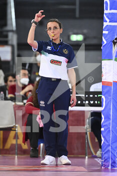 2022-03-30 - Referee during the Women's Volleyball Championship Series A1 match between Acqua & Sapone Volley Roma and MeqaBox Volley at PalaEur, 30th March, 2022 in Rome, Italy.  - ACQUA & SAPONE ROMA VOLLEY CLUB VS MEGABOX ONDULATI DEL SAVIO VALLEFOGLIA - SERIE A1 WOMEN - VOLLEYBALL