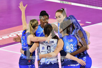 2022-04-13 - Happiness of Il Bisonte Firenze players - PLAYOFF - IL BISONTE FIRENZE VS PROSECCO DOC IMOCO VOLLEY CONEGLIANO - SERIE A1 WOMEN - VOLLEYBALL