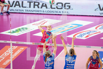 2022-04-21 - Spike of Lise Van Hecke (Vero Volley Monza) - PLAYOFF - IGOR GORGONZOLA NOVARA VS VERO VOLLEY MONZA - SERIE A1 WOMEN - VOLLEYBALL
