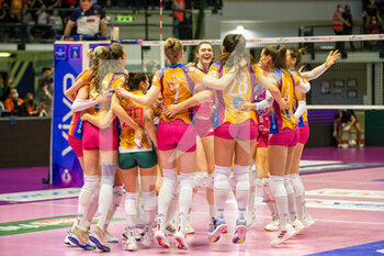 2022-04-24 - Monza players celebrate after the victory - PLAYOFF - VERO VOLLEY MONZA VS IGOR GORGONZOLA NOVARA - SERIE A1 WOMEN - VOLLEYBALL