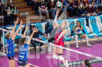 2022-04-27 - Spike of Magdalena Stysiak (Vero Volley Monza) - PLAY OFF - IGOR GORGONZOLA NOVARA VS VERO VOLLEY MONZA - SERIE A1 WOMEN - VOLLEYBALL