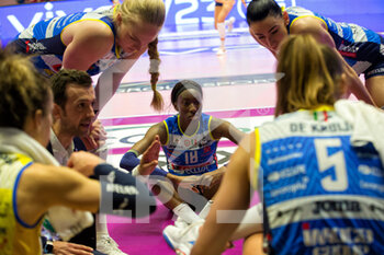 2022-05-03 - DANIELE SANTARELLI (coach Imoco Conegliano) with team during time out  - FINALE PLAY OFF - VERO VOLLEY MONZA VS PROSECCO DOC IMOCO VOLLEY CONEGLIANO - SERIE A1 WOMEN - VOLLEYBALL