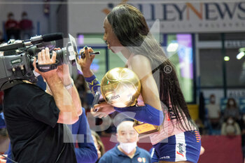 2022-05-10 - EGONU PAOLA (Imoco Volley Conegliano) with the trophy for best player of the league - PLAY OFF - VERO VOLLEY MONZA VS PROSECCO DOC IMOCO VOLLEY CONEGLIANO - SERIE A1 WOMEN - VOLLEYBALL