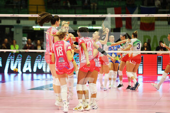 2022-10-22 - Players of Vero Volley Milano celebrates after scoring a set point - VERO VOLLEY MILANO VS WASH4GREEN PINEROLO - SERIE A1 WOMEN - VOLLEYBALL