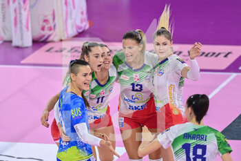 2022-10-30 - Wash4green Pinerolo players celebrate - IL BISONTE FIRENZE VS WASH4GREEN PINEROLO - SERIE A1 WOMEN - VOLLEYBALL