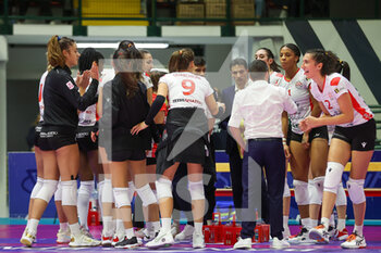 2022-11-05 - Luca Paniconi (HR Volley Macerata) with team during time out  - VERO VOLLEY MILANO VS CBF BALDUCCI H.R. MACERATA - SERIE A1 WOMEN - VOLLEYBALL
