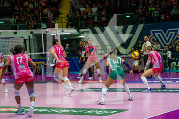 2022-11-12 - EDINA BEGIC (Vero Volley Milano) on defense - VERO VOLLEY MILANO VS MEGABOX OND. SAVIO VALLEFOGLIA - SERIE A1 WOMEN - VOLLEYBALL