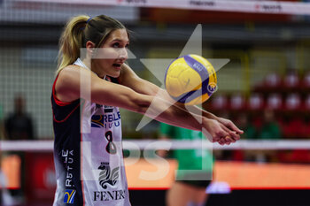 2022-11-16 - Kaja Grobelna #8 of Reale Mutua Fenera Chieri warms up during Volley Serie A women 2022/23 volleyball match between UYBA Unet E-Work Busto Arsizio and Reale Mutua Fenera Chieri at E-Work Arena, Busto Arsizio, Italy on November 16, 2022 - E-WORK BUSTO ARSIZIO VS REALE MUTUA FENERA CHIERI ’76 - SERIE A1 WOMEN - VOLLEYBALL