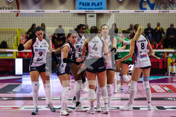 2022-11-16 - Reale Mutua Fenera Chieri players during Volley Serie A women 2022/23 volleyball match between UYBA Unet E-Work Busto Arsizio and Reale Mutua Fenera Chieri at E-Work Arena, Busto Arsizio, Italy on November 16, 2022 - E-WORK BUSTO ARSIZIO VS REALE MUTUA FENERA CHIERI ’76 - SERIE A1 WOMEN - VOLLEYBALL