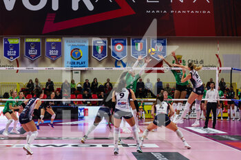 2022-11-16 - Kaja Grobelna #8 of Reale Mutua Fenera Chieri in action during Volley Serie A women 2022/23 volleyball match between UYBA Unet E-Work Busto Arsizio and Reale Mutua Fenera Chieri at E-Work Arena, Busto Arsizio, Italy on November 16, 2022 - E-WORK BUSTO ARSIZIO VS REALE MUTUA FENERA CHIERI ’76 - SERIE A1 WOMEN - VOLLEYBALL