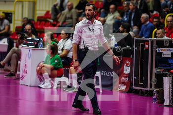 2022-11-16 - Giulio Cesare Bregoli Head Coach of Reale Mutua Fenera Chieri during Volley Serie A women 2022/23 volleyball match between UYBA Unet E-Work Busto Arsizio and Reale Mutua Fenera Chieri at E-Work Arena, Busto Arsizio, Italy on November 16, 2022 - E-WORK BUSTO ARSIZIO VS REALE MUTUA FENERA CHIERI ’76 - SERIE A1 WOMEN - VOLLEYBALL
