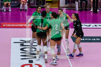 2022-11-16 - UYBA Unet E-Work Busto Arsizio players celebrate during Volley Serie A women 2022/23 volleyball match between UYBA Unet E-Work Busto Arsizio and Reale Mutua Fenera Chieri at E-Work Arena, Busto Arsizio, Italy on November 16, 2022 - E-WORK BUSTO ARSIZIO VS REALE MUTUA FENERA CHIERI ’76 - SERIE A1 WOMEN - VOLLEYBALL