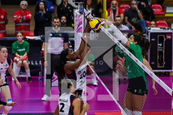 2022-11-16 - Brionne Butler #10 of Reale Mutua Fenera Chieri and Katerina Zakchaiou #16 of UYBA Unet E-Work Busto Arsizio in action during Volley Serie A women 2022/23 volleyball match between UYBA Unet E-Work Busto Arsizio and Reale Mutua Fenera Chieri at E-Work Arena, Busto Arsizio, Italy on November 16, 2022 - E-WORK BUSTO ARSIZIO VS REALE MUTUA FENERA CHIERI ’76 - SERIE A1 WOMEN - VOLLEYBALL