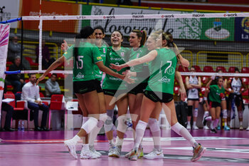 2022-11-16 - UYBA Unet E-Work Busto Arsizio players celebrate during Volley Serie A women 2022/23 volleyball match between UYBA Unet E-Work Busto Arsizio and Reale Mutua Fenera Chieri at E-Work Arena, Busto Arsizio, Italy on November 16, 2022 - E-WORK BUSTO ARSIZIO VS REALE MUTUA FENERA CHIERI ’76 - SERIE A1 WOMEN - VOLLEYBALL