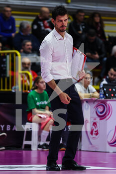 2022-11-16 - Marco Musso head coach of UYBA Unet E-Work Busto Arsizio reacts during Volley Serie A women 2022/23 volleyball match between UYBA Unet E-Work Busto Arsizio and Reale Mutua Fenera Chieri at E-Work Arena, Busto Arsizio, Italy on November 16, 2022 - E-WORK BUSTO ARSIZIO VS REALE MUTUA FENERA CHIERI ’76 - SERIE A1 WOMEN - VOLLEYBALL
