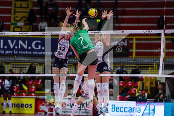 2022-11-16 - Rosamaria Montibeller #7 of UYBA Unet E-Work Busto Arsizio in action during Volley Serie A women 2022/23 volleyball match between UYBA Unet E-Work Busto Arsizio and Reale Mutua Fenera Chieri at E-Work Arena, Busto Arsizio, Italy on November 16, 2022 - E-WORK BUSTO ARSIZIO VS REALE MUTUA FENERA CHIERI ’76 - SERIE A1 WOMEN - VOLLEYBALL