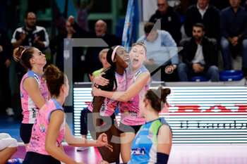 2022-11-16 - Casalmaggiore Volleyball players celebrate - TRASPORTIPESANTI CASALMAGGIORE VS IGOR GORGONZOLA NOVARA - SERIE A1 WOMEN - VOLLEYBALL