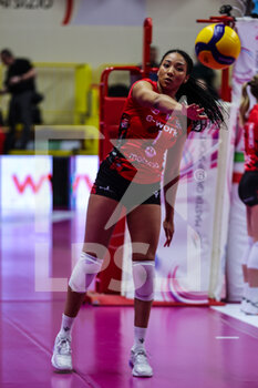 2022-11-20 - Valeria Battista #1 of UYBA Unet E-Work Busto Arsizio warms up during Volley Serie A women 2022/23 volleyball match between UYBA Unet E-Work Busto Arsizio and Wash4green Pinerolo at E-Work Arena, Busto Arsizio, Italy on November 20, 2022 - E-WORK BUSTO ARSIZIO VS WASH4GREEN PINEROLO - SERIE A1 WOMEN - VOLLEYBALL