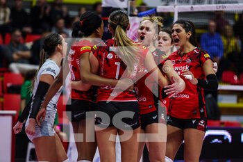 2022-11-20 - Carli Lloyd #3 of UYBA Unet E-Work Busto Arsizio celebrates with her teammates during Volley Serie A women 2022/23 volleyball match between UYBA Unet E-Work Busto Arsizio and Wash4green Pinerolo at E-Work Arena, Busto Arsizio, Italy on November 20, 2022 - E-WORK BUSTO ARSIZIO VS WASH4GREEN PINEROLO - SERIE A1 WOMEN - VOLLEYBALL