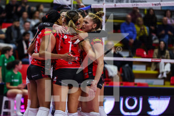 2022-11-20 - Rosamaria Montibeller #7 of UYBA Unet E-Work Busto Arsizio celebrates with her teammates during Volley Serie A women 2022/23 volleyball match between UYBA Unet E-Work Busto Arsizio and Wash4green Pinerolo at E-Work Arena, Busto Arsizio, Italy on November 20, 2022 - E-WORK BUSTO ARSIZIO VS WASH4GREEN PINEROLO - SERIE A1 WOMEN - VOLLEYBALL