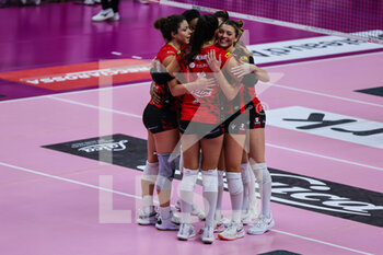2022-11-20 - UYBA Unet E-Work Busto Arsizio players celebrate during Volley Serie A women 2022/23 volleyball match between UYBA Unet E-Work Busto Arsizio and Wash4green Pinerolo at E-Work Arena, Busto Arsizio, Italy on November 20, 2022 - E-WORK BUSTO ARSIZIO VS WASH4GREEN PINEROLO - SERIE A1 WOMEN - VOLLEYBALL