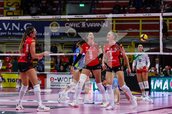 2022-11-20 - Carli Lloyd #3 of UYBA Unet E-Work Busto Arsizio during celebrates with her teammates Volley Serie A women 2022/23 volleyball match between UYBA Unet E-Work Busto Arsizio and Wash4green Pinerolo at E-Work Arena, Busto Arsizio, Italy on November 20, 2022 - E-WORK BUSTO ARSIZIO VS WASH4GREEN PINEROLO - SERIE A1 WOMEN - VOLLEYBALL