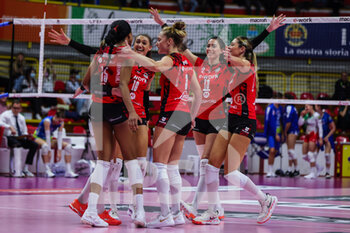 2022-11-20 - Loveth Omoruyi #15 of UYBA Unet E-Work Busto Arsizio celebrates with her teammates during Volley Serie A women 2022/23 volleyball match between UYBA Unet E-Work Busto Arsizio and Wash4green Pinerolo at E-Work Arena, Busto Arsizio, Italy on November 20, 2022 - E-WORK BUSTO ARSIZIO VS WASH4GREEN PINEROLO - SERIE A1 WOMEN - VOLLEYBALL