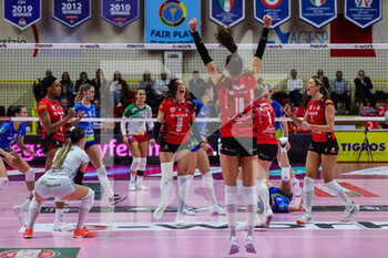 2022-11-20 - Lena Stigrot #10 of UYBA Unet E-Work Busto Arsizio celebrates with her teammates during Volley Serie A women 2022/23 volleyball match between UYBA Unet E-Work Busto Arsizio and Wash4green Pinerolo at E-Work Arena, Busto Arsizio, Italy on November 20, 2022 - E-WORK BUSTO ARSIZIO VS WASH4GREEN PINEROLO - SERIE A1 WOMEN - VOLLEYBALL