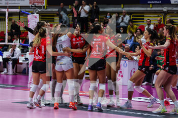 2022-11-20 - UYBA Unet E-Work Busto Arsizio players celebrate the victory at the end of the match during Volley Serie A women 2022/23 volleyball match between UYBA Unet E-Work Busto Arsizio and Wash4green Pinerolo at E-Work Arena, Busto Arsizio, Italy on November 20, 2022 - E-WORK BUSTO ARSIZIO VS WASH4GREEN PINEROLO - SERIE A1 WOMEN - VOLLEYBALL