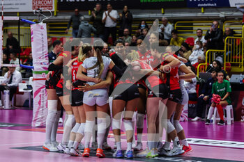2022-11-20 - UYBA Unet E-Work Busto Arsizio players celebrate the victory at the end of the match during Volley Serie A women 2022/23 volleyball match between UYBA Unet E-Work Busto Arsizio and Wash4green Pinerolo at E-Work Arena, Busto Arsizio, Italy on November 20, 2022 - E-WORK BUSTO ARSIZIO VS WASH4GREEN PINEROLO - SERIE A1 WOMEN - VOLLEYBALL