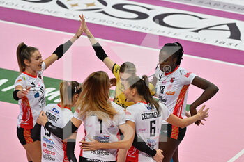 2022-11-20 - Team Cuneo celebrates after scoring a point - CUNEO GRANDA VOLLEY VS BARTOCCINI-FORTINFISSI PERUGIA - SERIE A1 WOMEN - VOLLEYBALL