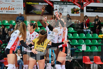 2022-11-20 - Team Cuneo celebrates after scoring a point - CUNEO GRANDA VOLLEY VS BARTOCCINI-FORTINFISSI PERUGIA - SERIE A1 WOMEN - VOLLEYBALL