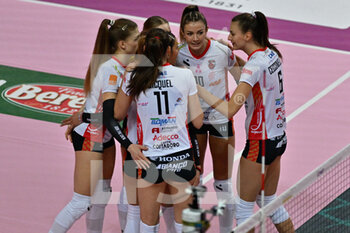 2022-12-04 - Team Cuneo celebrates after scoring a point - CUNEO GRANDA VOLLEY VS VERO VOLLEY MILANO - SERIE A1 WOMEN - VOLLEYBALL