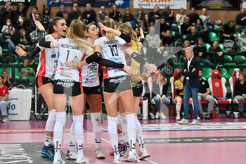 2022-12-04 - team Cuneo celebrates after scoring a point - CUNEO GRANDA VOLLEY VS VERO VOLLEY MILANO - SERIE A1 WOMEN - VOLLEYBALL
