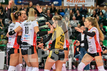 2022-12-04 - team Cuneo celebrates after scoring a point - CUNEO GRANDA VOLLEY VS VERO VOLLEY MILANO - SERIE A1 WOMEN - VOLLEYBALL