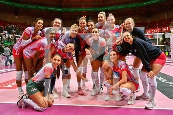 2022-12-04 - team Vero Volley Milano celebrates after scoring a match - CUNEO GRANDA VOLLEY VS VERO VOLLEY MILANO - SERIE A1 WOMEN - VOLLEYBALL