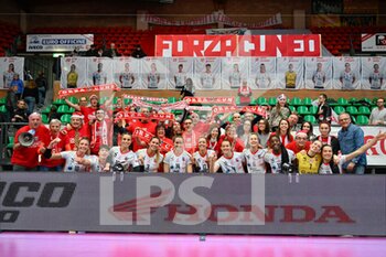 2022-12-26 - team Cuneo and supporters celebrates after scoring a match - CUNEO GRANDA VOLLEY VS IGOR GORGONZOLA NOVARA - SERIE A1 WOMEN - VOLLEYBALL