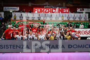 2022-12-26 - team Cuneo and supporters celebrates after scoring a match - CUNEO GRANDA VOLLEY VS IGOR GORGONZOLA NOVARA - SERIE A1 WOMEN - VOLLEYBALL
