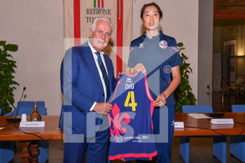 2022-10-18 - Zhu Ting poses with the new shirt - PRESENTATION OF ZHU TING, NEW PLAYER OF SAVINO DEL BENE SCANDICCI - SERIE A1 WOMEN - VOLLEYBALL