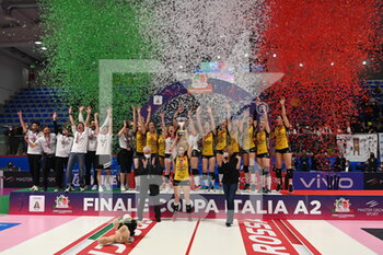 2022-04-16 - Banca Valsabbina Millenium Brescia celebrates the coppa Italia - 2022 COPPA ITALIA SERIE A2 FINAL - OMAG-MT S.GIOVANNI IN MARIGNANO VS BANCA VALSABBINA MILLENIUM BRESCIA - SERIE A2 - VOLLEYBALL