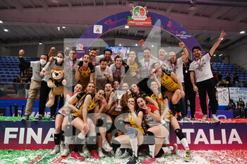 2022-04-16 - Banca Valsabbina Millenium Brescia celebrates the coppa Italia - 2022 COPPA ITALIA SERIE A2 FINAL - OMAG-MT S.GIOVANNI IN MARIGNANO VS BANCA VALSABBINA MILLENIUM BRESCIA - SERIE A2 - VOLLEYBALL