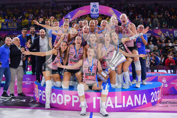 2022-11-26 - Prosecco Doc Imoco Conegliano players celebrate the victory - PROSECCO DOC IMOCO CONEGLIANO VS IGOR GORGONZOLA NOVARA - WOMEN SUPERCOPPA - VOLLEYBALL