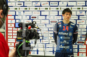 2022-01-26 - Yuki Ishikawa (Allianz Powervolley Milano)  interviewed by the italian television - VERO VOLLEY MONZA VS ALLIANZ MILANO - SUPERLEAGUE SERIE A - VOLLEYBALL