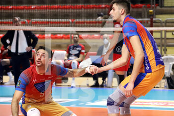 2022-01-05 - Santiago Orduna and Aleks Grozdanov Vero Volley Monza in action. - PRISMA TARANTO VS VERO VOLLEY MONZA - SUPERLEAGUE SERIE A - VOLLEYBALL