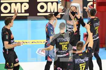 2022-02-05 - The players of Tonno Callipo Calabria Vibo Valentia rejoice after scoring a point - CUCINE LUBE CIVITANOVA VS TONNO CALLIPO VIBO VALENTIA - SUPERLEAGUE SERIE A - VOLLEYBALL
