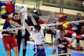 2022-02-20 - Gabriele Di Martino Prisma Taranto crushes with the wall of Enrico Cester Gas Sales Piacenza. - PRISMA TARANTO VS GAS SALES BLUENERGY PIACENZA - SUPERLEAGUE SERIE A - VOLLEYBALL