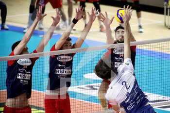2022-02-20 - Aaron Russell Gas Sales Piacenza crushes with the three-way wall of the Prisma Taranto. - PRISMA TARANTO VS GAS SALES BLUENERGY PIACENZA - SUPERLEAGUE SERIE A - VOLLEYBALL
